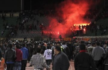 El 1 de febrero de 2012, en Puerto Said (Egipto), se disputaba la final de la Liga que enfrentaba a Al-Masri y al Al-Ahly. Con el partido ya finalizado, los hinchas del equipo local ingresaron en el terreno de juego para perseguir a aficionados y a jugadores del Al-Ahly para agredirlos tanto con piedras como con cuchillos. Más allá de las connotaciones políticas que envolvían a ambos equipos, éstos altercados terminaron con la cifra de 74 muertos y cerca de mil heridos.