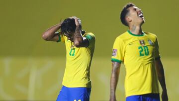 Lucas Paqueta y Roberto Firmino lamentan una oportunidad perdida ante Venezuela.
