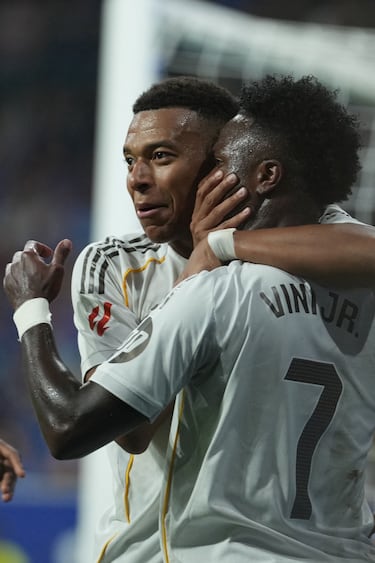 Kylian Mbappé, durante la celebración del segundo gol del encuentro, tapó la boca del jugador brasileño del Real Madrid.