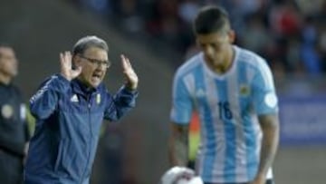 CA152. LA SERENA (CHILE), 13/06/2015.- El entrenador argentino Gerardo &#039;Tata&#039; Martino da instrucciones a sus jugadores durante el partido Argentina-Paraguay, del Grupo B de la Copa Am&eacute;rica de Chile 2015.