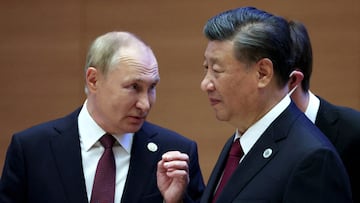 FILE PHOTO: Russian President Vladimir Putin speaks with Chinese President Xi Jinping before an extended-format meeting of heads of the Shanghai Cooperation Organization summit (SCO) member states in Samarkand, Uzbekistan September 16, 2022. Sputnik/Sergey Bobylev/Pool via REUTERS ATTENTION EDITORS - THIS IMAGE WAS PROVIDED BY A THIRD PARTY./File Photo