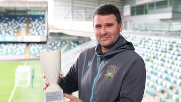 Healy, posando con un galardón de mejor entrenador con el Linfield.