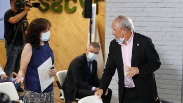 Milagros Morcillo (Federación Española) y Adolfo Aragonés (Asobal) discuten sobre la legalidad del sorteo.