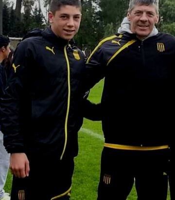 Un joven Valverde con su entrenador de Peñarol, donde dio sus primeros pasos.