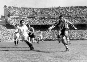 Jugó desde 1940 hasta 1955 un total de 352 partidos siendo el máximo goleador de la historia del Club con 336 goles.