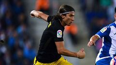 Filipe Luis intenta controlar un bal&oacute;n. 