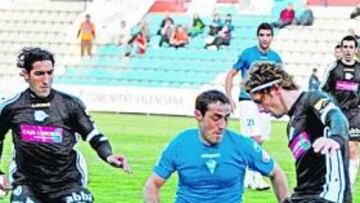 <b>LO INTENTÓ. </b>Ismael intenta regatear a Edu Albacar, un duelo que se repitió a lo largo de todo el partido.