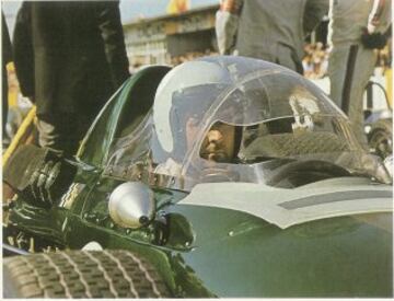 Jack Brabham fue un piloto australiano. Campeón de pilotos de Fórmula 1 en 1959, 1960 y 1966, subcampeón en 1967 y quinto en 1970, logrando un total de 14 victorias, 31 podios y 13 pole positions.  Fundó el equipo Brabham y el fabricante de automóviles de carreras Motor Racing Developments junto a Ron Tauranac. El piloto corrió en la Fórmula 1 para su propio equipo a partir de 1962 hasta su retiro de en 1970