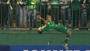 Soccer Football - Copa Sudamericana - Brazil's Chapecoense v Argentina's Defensa y Justicia - Arena Conda stadium, Chapeco, Brazil - July 25, 2017. Tulio de Melo (L) of Chapecoense celebrates his goal against Defensa y Justicia. REUTERS/Diego