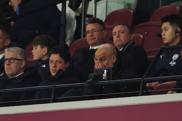 Pep Guardiola, técnico del Manchester City, ve el partido ante el West Ham desde las gradas del London Stadium.