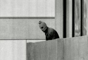 El terror de 'Septiembre Negro'. El ataque terrorista protagonizado el 5 de septiembre por un comando de terroristas palestinos denominado Septiembre Negro empañó los Juegos de Munich 72. Ese día el citado comando tomó como rehenes a 11 (de los 20 integrantes del equipo olímpico de Israel) que murieron en el ataque junto a 5 terroristas y un oficial de la policía alemana.