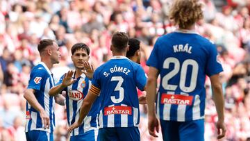 Los jugadores del Espanyol lamentan la derrota ante el Athletic.