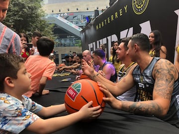 Fuerza Regia arma fiesta en su presentación oficial