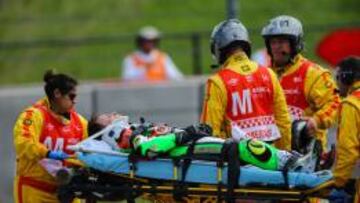 Efrén Vázquez trasladado en camilla hasta la ambulancia.