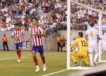 En Nueva York, en su primer derbi y la primera vez que se ponía la camiseta roja y blanca del Atlético fue uno de los responsables del 3-7 (sobretodo del 0-5 al descanso) 1 gol y 2 asistencias a Diego Costa fueron su tarjeta de presentación.