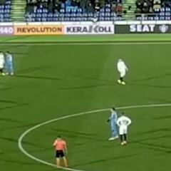 El pisotón de Damián Suárez a Kang In indigna al Valencia