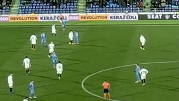 Secuencia del pisoton sin balón del jugador del Getafe Damian Suarez al jugador del Valencia Kang In Lee