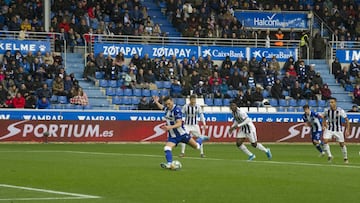 Lucas P&eacute;rez marca, de penalti, el 3-0 definitivo. 