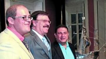 <b>TROFEO. </b>Algunos de los presentes en la puesta de largo del Colombino posan junto a la Carabela de Plata onubense.