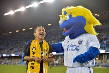 Kicks Childhood Cancer ayudó a Destinee a cumplir su sueño cuando San Jose Earthquakes la llevó a conocer a todo el plantel.