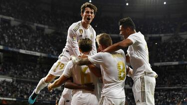 Los jugadores del Real Madrid celebran un gol.