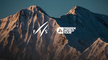 Los logos de la FIS y el Freeride World Tour en blanco sobre una montaña cubierta de nieve.