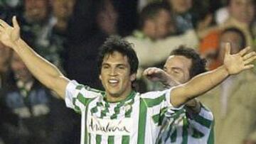 <b>BETIS 2 - ALMERÍA 0.</b>.El Betis encarriló pronto el partido (1-0, a los 5 minutos) con el gol del chileno Mark González, a centro medido del brasileño Edú y le dio serenidad a su juego justo hasta la ocasión del penalti que propició la expulsión del almeriense Chico.