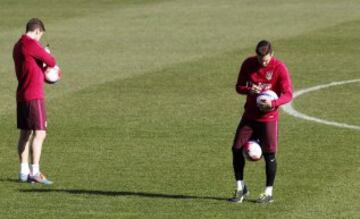 Gabi firma varios balones para tirar a la grada.