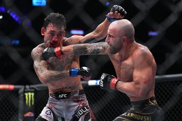 Alexander Volkanovski derrotó por decisión unánime (triple 50-45) a Max Holloway para retener el Campeonato de la UFC del peso pluma: Volkanovski ha dado un recital. Ha decidido escoger golpes y en cada asalto acertaba mas. Ha terminado muy entero y en todo momento ha sido superior a Holloway.