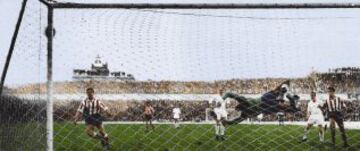 El 7 de Mayo de 1959 fue el segundo partido de la semifinal en el Estadio Metropolitano. Gan¨® el Atl¨¦tico de Madrid por 1-0, obra de Collar. En la imagen, un remate de Kopa estuvo a punto de ser el gol que clasificase a los blancos sin tener que viajar a Zaragoza.