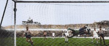 El 7 de Mayo de 1959 fue el segundo partido de la semifinal en el Estadio Metropolitano. Ganó el Atlético de Madrid por 1-0, obra de Collar. En la imagen, un remate de Kopa estuvo a punto de ser el gol que clasificase a los blancos sin tener que viajar a Zaragoza.