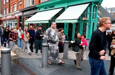 Un luchador de sumo conocido como Rikishi camina cerca del Royal Albert Hall.