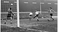 Jimmy Greaves, del Tottenham, en uno de los goles al West Bromwich en el &#039;Boxing Day&#039; de 1963.