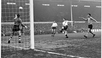 Jimmy Greaves, del Tottenham, en uno de los goles al West Bromwich en el &#039;Boxing Day&#039; de 1963.