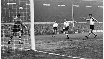 Jimmy Greaves, del Tottenham, en uno de los goles al West Bromwich en el &#039;Boxing Day&#039; de 1963.