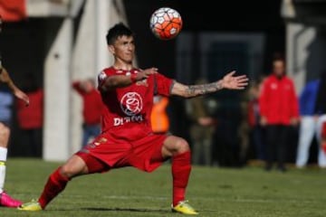 Futbol, Nublense vs Colo Colo.
Copa Chile 2016.
El jugador de Nublense Manuel Silva controla el balon durante el partido de Copa Chile contra Colo Colo disputado en el estadio Nelson Oyarzun de Chillan, Chile.
09/07/2016
Andres Pina/Photosport**************