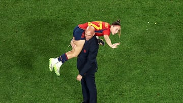 This picture taken on August 20, 2023 shows President of the Royal Spanish Football Federation Luis Rubiales carrying Spain's Athenea del Castillo Beivide on his shoulder as they celebrate winning the Australia and New Zealand 2023 Women's World Cup final football match between Spain and England at Stadium Australia in Sydney. (Photo by DAVID GRAY / AFP)