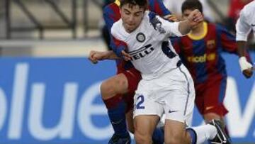 <b>CODAZO. </b>Un jugador del Inter golpea a un rival azulgrana.