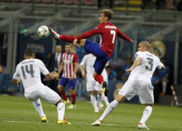 Griezmann intenta controlar el bal¨®n ante Casemiro (14) y Pepe (3).