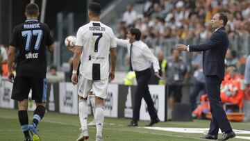 Massimiliano Allegri da indicaciones durante el partido ante la Lazio con Cristiano Ronaldo cerca.