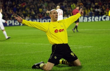 El delantero checo estuvo en el equipo amarillo entre 2001 y 2005, siendo clave eh la Bundesliga conquistada en 2002.