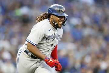 SEATTLE, WASHINGTON - JULY 07: Vladimir Guerrero Jr. #27 of the Toronto Blue Jays runs to first base during the fifth inning against the Seattle Mariners at T-Mobile Park on July 07, 2022 in Seattle, Washington.   Steph Chambers/Getty Images/AFP
== FOR NEWSPAPERS, INTERNET, TELCOS & TELEVISION USE ONLY ==