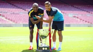 ALEXIS Y ABIDAL jugadores del Barcelona posando con la Copa de Liga en el Camp Nou.