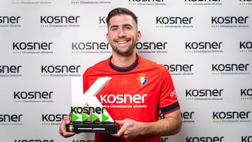 Jesús Areso posa con el trofeo al mejor jugador del mes.