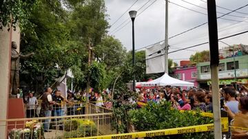 Cierran las calles en Clavería para que los asistentes puedan rendirle homenaje a José José. 