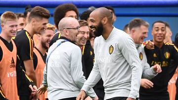 Belgium&#039;s assistant coach Thierry Henry (C) jokes during a training session at the Guchkovo Stadium in Dedovsk, outside Moscow, on July 9, 2018, on the eve of their Russia 2018 World Cup semi-final football match against France.  / AFP PHOTO / FRANCK