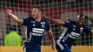 Luciano Pons y Mosquera celebran un gol ante América.