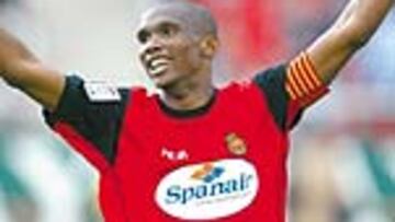 <b>SE DESPIDE. </b>Samuel Etoo se marcha de la que ha sido su casa.