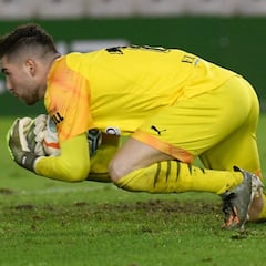 Luca dice adiós... contrato en mano