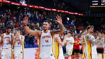 Willy, uno de los capitanes de la Selección, saludan después del España-Alemania.